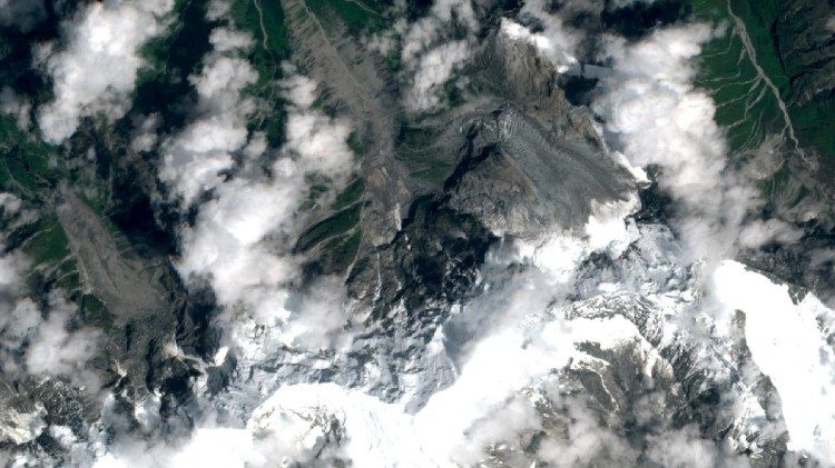 Una vista satellitare mostra i ghiacciai del Langtang