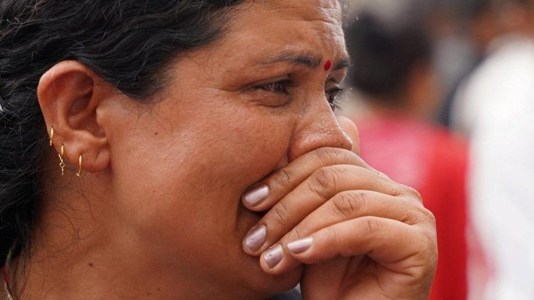 Mulher chora ao chegar a um necrotério para identificar os corpos das vítimas que morreram nas enchentes e deslizamentos de terra em Katmandu, Nepal, em 27 de agosto de 2026. REUTERS/Sabrina Dangol
