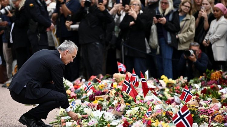 Últimos tributos al rey Harald V, que falleció este viernes a los 89 años de edad.