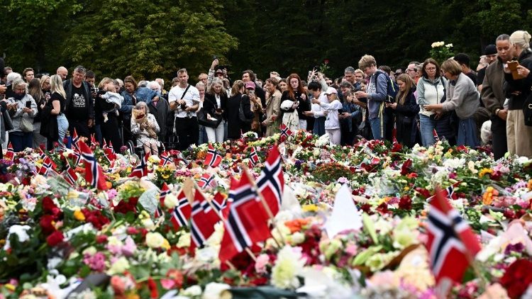Il cordoglio del popolo norvegese per la scomparsa del re Harald V, deceduto questa mattina, 28 agosto, all'età di 89 anni. 
