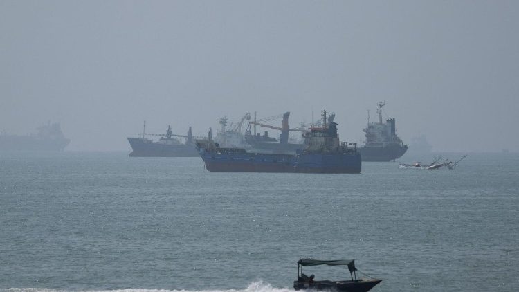 Da praia de Bandar Abbas, no Estreito de Ormuz, &eacute; poss&iacute;vel avistar algumas embarca&ccedil;&otilde;es
