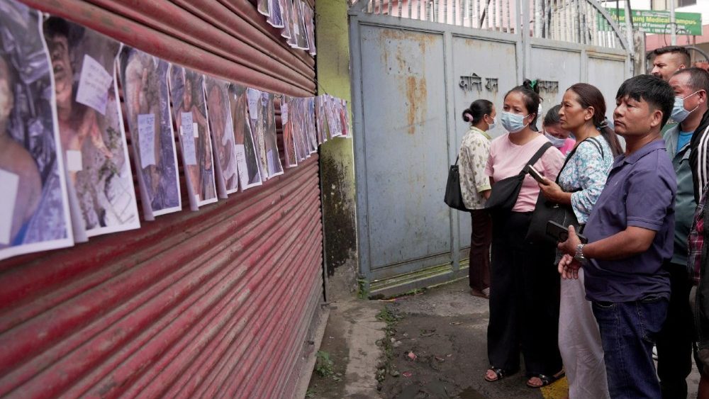Pessoas observam fotos de vítimas após enchentes repentinas e um deslizamento de terra, do lado de fora do necrotério do Hospital Universitário Tribhuvan, em Katmandu, Nepal, em 29 de agosto de 2026. REUTERS/Ranup Shrestha