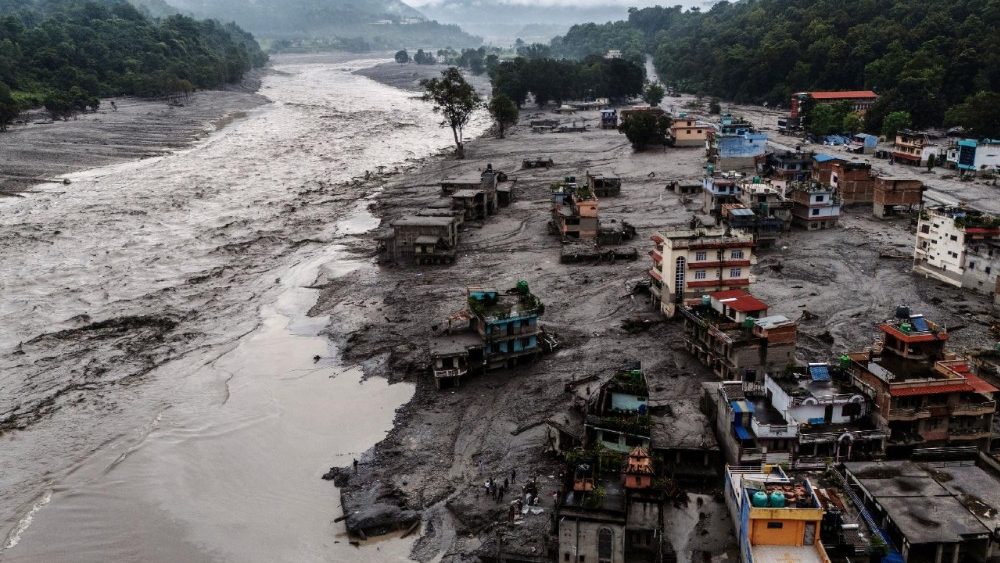 Imagens aéreas capturadas por drone mostram prédios danificados e cobertos de lama às margens do rio Likhu, após enchentes repentinas e deslizamentos de terra devastadores, em Devighat, distrito de Nuwakot, Nepal, em 30 de agosto de 2026. REUTERS/Athit Perawongmetha TPX IMAGES OF THE DAY