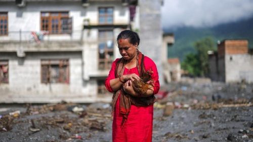 Trag&eacute;dia no Nepal atingiu 90 mil pessoas. Mortos j&aacute; passam de 720