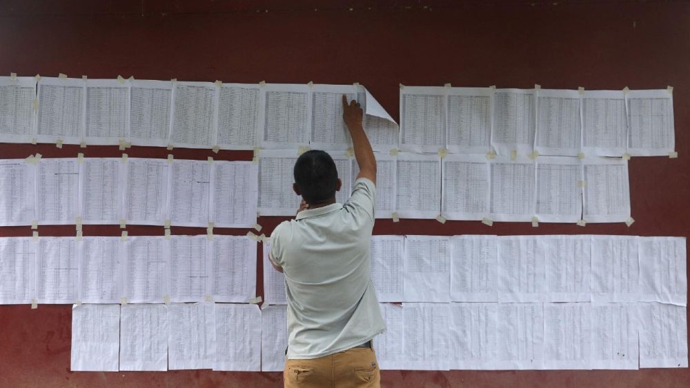 Um homem examina as listas de sobreviventes do lado de fora do centro de treinamento militar de Maithili Barrack, após enchentes repentinas e deslizamentos de terra, distrito de Nuwakot, Nepal, 30 de agosto de 2026. REUTERS/Francis Mascarenhas