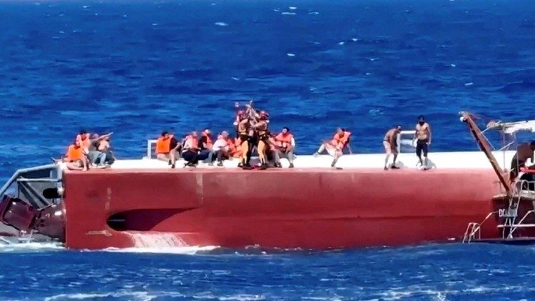 Passeggeri attendono di essere soccorsi dopo il naufragio del traghetto al largo di Kyrenia, a nord di Cipro