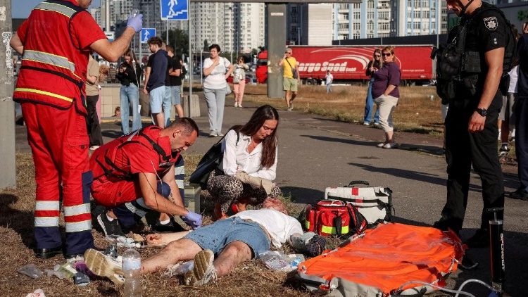 Operatori sanitari soccorrono una persona ferita da un drone russo che ha colpito nell'area di Kyiv