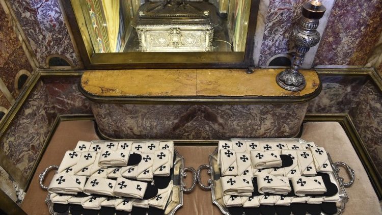 Niša virš apaštalo šv. Petro kapo su joje padėtais palijais