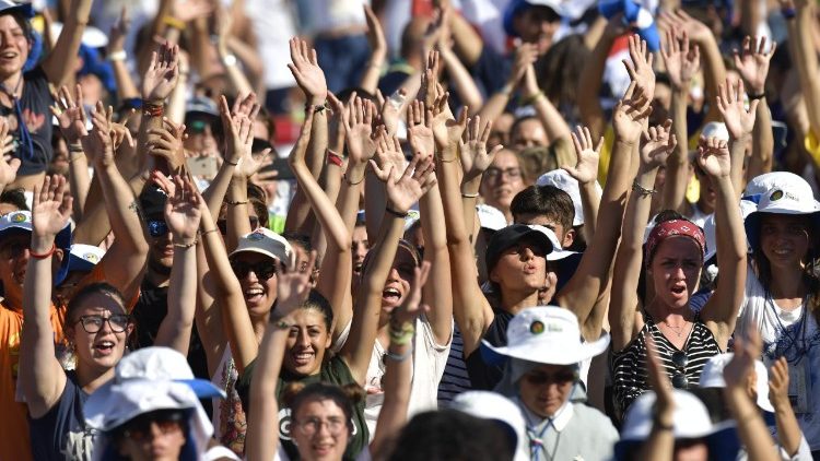 Tanti giovani attendono la Messa con Papa Leone XIV nella Volkswagen Arena di Istanbul.