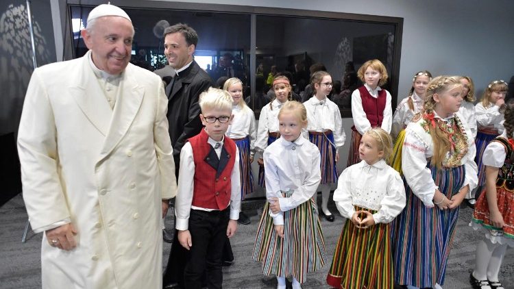 Franziskus bei seiner Reise ins Baltikum vor sechs Jahren