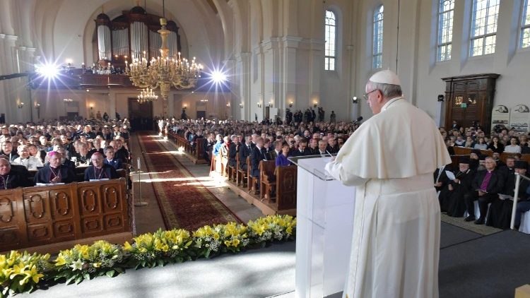 Il Papa partecipa all'incontro ecumenico con i giovani nella Kaarli Lutheran Church a Tallinn