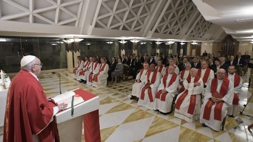 Papa: cuore distaccato dai soldi e pazienza nelle persecuzioni e nella solitudine