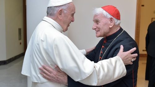 Kardin&aacute;l Simoni oslavil devades&aacute;tiny s papežem Františkem