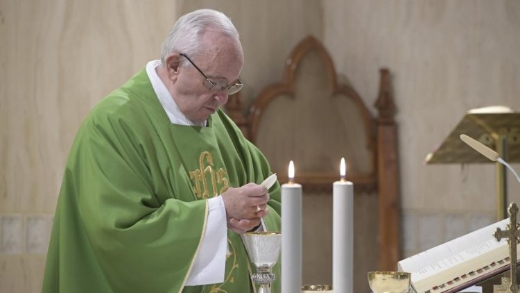 Papa Francesco celebra la Messa mattutina a Casa Santa Marta