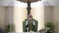El Santo Padre durante la misa en Santa Marta.