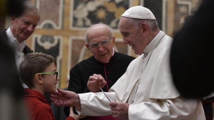 Monsignor Guido Todeschini (al centro) con Papa Francesco, nell'udienza ai collaboratori e amici di Tele Pace nel dicembre del 2018