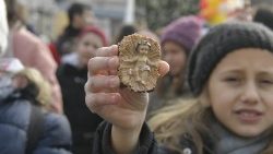 Un'immagine della tradizionale benedizione dei bambinelli