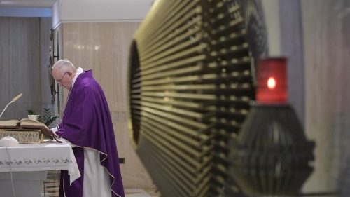 Papa Francesco: i cristiani non siano ipocriti, con l’anima truccata