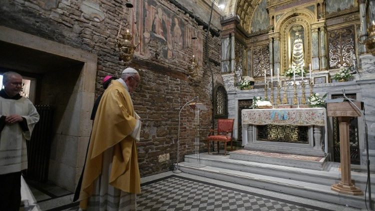 Pave Frans på vei inn i Santa Casa i Loreto mandag 25. mars 2019