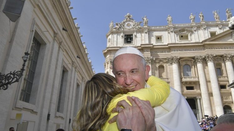 En klem under generalaudiensen 24. april 2019