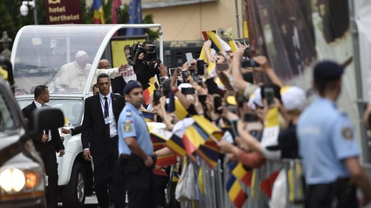 Il papa durante il viaggio apostolico in Romania (archivio)