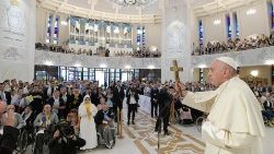 Papa Francisc la Iași, pe 31 mai 2019, întâlnindu-i pe bolnavi, în Catedrala ”Sfânta Maria Regină”
