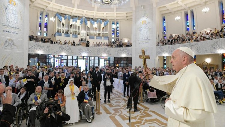 Papa Francisc la Iași, pe 31 mai 2019, întâlnindu-i pe bolnavi, în Catedrala ”Sfânta Maria Regină”