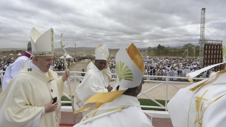 Le Pape François avec des évêques malgaches, lors de son voyage apostolique à Madagascar, en septembre 2019.