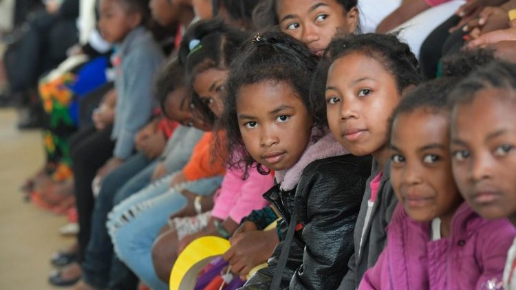 Dzieci na spotkaniu z Franciszkiem w "Mieście Przyjaźni" na Madagaskarze