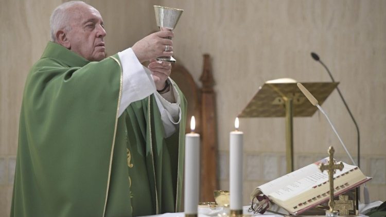 Papa Francesco a Santa Marta durante la consacrazione