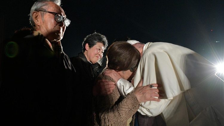 Pope Francis meets survivors in Hiroshima on 24/11/2019