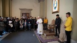 അഭയാർത്ഥികൾക്കൊപ്പം ഫ്രാൻസിസ് പാപ്പാ (ഫയൽ ചിത്രം)