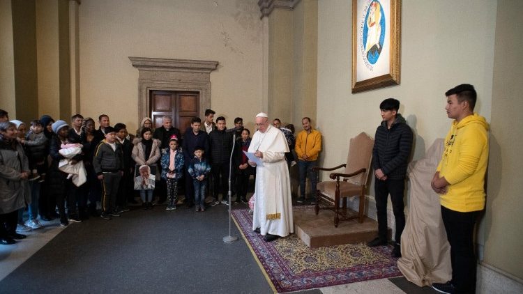 അഭയാർത്ഥികൾക്കൊപ്പം ഫ്രാൻസിസ് പാപ്പാ (ഫയൽ ചിത്രം)