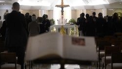 Le Pape François célébrant la messe à la Maison Sainte-Marthe, le 10 janvier 2020.