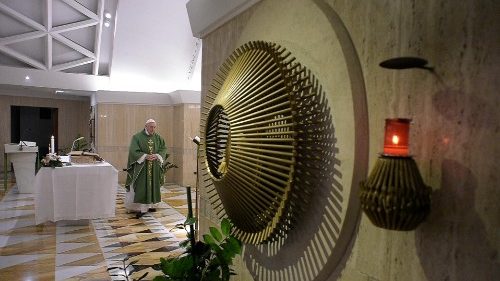 Il Papa: la preghiera piccola che commuove Dio