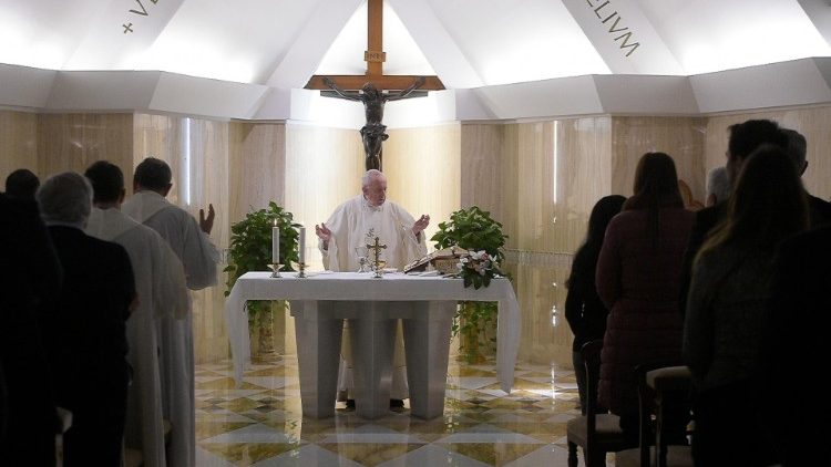 Papa Francesco durante la celebrazione della Messa a Casa Santa Marta 