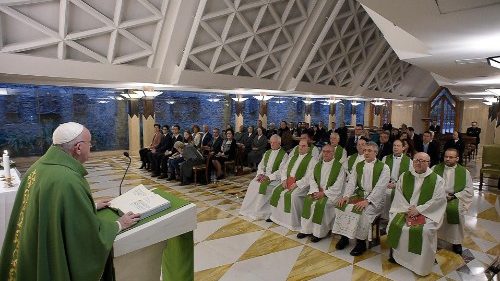 Il Papa: il pi&ugrave; grande nella Chiesa &egrave; chi serve, non chi ha pi&ugrave; titoli