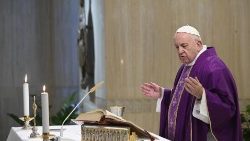 Францішак падчас Эўхарыстыі ў капліцы Дома св. Марты