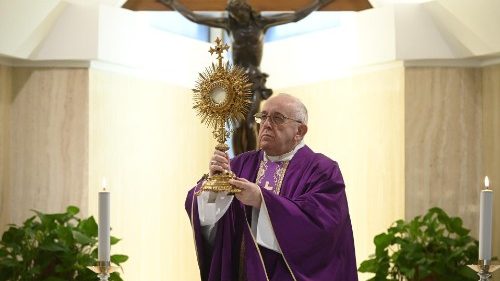 Le Pape prie pour les médecins et les personnels médicaux qui donnent leur vie