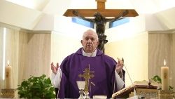 Францішак падчас св. Імшы ў капліцы Дома св. Марты