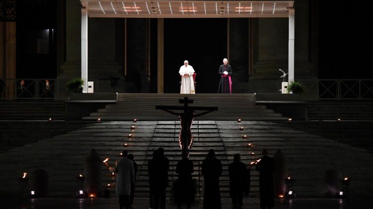 Papa Francesco alla Via Crucis in PIazza San PIetro