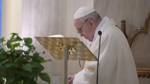 Il Papa prega per gli artisti: il Signore ci dia la grazia della creatività 