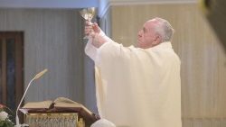 Францішак падчас св. Імшы ў капліцы Дома св. Марты