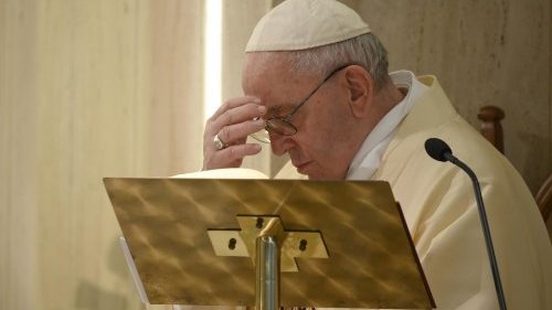 Il Papa: nelle famiglie cresca l'amore. Dove c'è la rigidità non c'è lo Spirito di Dio