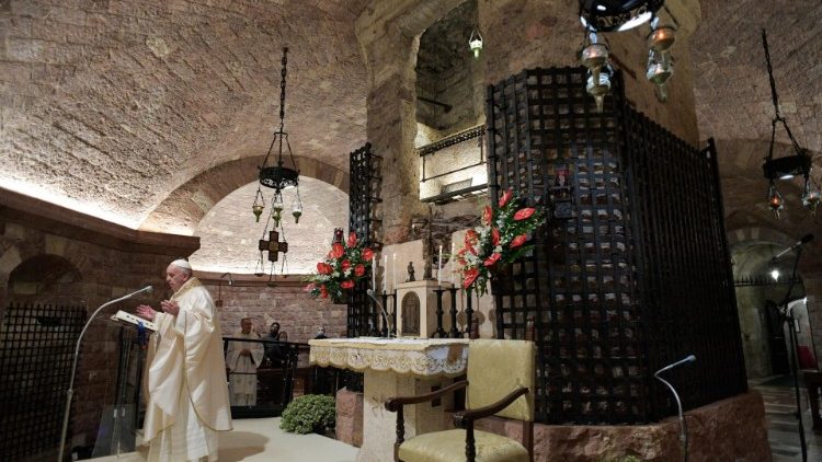 O Papa diante do túmulo de São Francisco de Assis