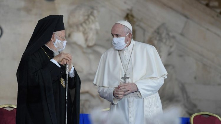 Patriarch Bartholomaios I. und Papst Franziskus beim interreligiösen Friedenstreffen am 20.10.2020 in Rom