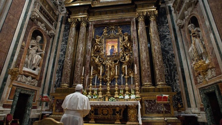 Papa Francesco durante una delle sue visite nella Basilica di Santa Maria Maggiore (foto d'archivio)