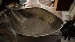 Naczynie z popiołem do posypania głów