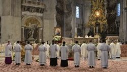 Papa Leo XIV  kwa mara ya kwanza kama Khalifa wa Mtakatifu Petro na Askofu mkuu wa Jimbo kuu la Roma, Daraja Takatifu ya Upadre kwa Mashemasi kumi na moja wa Jimbo kuu la Roma.