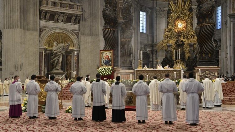 Papa Leo XIV  kwa mara ya kwanza kama Khalifa wa Mtakatifu Petro na Askofu mkuu wa Jimbo kuu la Roma, Daraja Takatifu ya Upadre kwa Mashemasi kumi na moja wa Jimbo kuu la Roma.